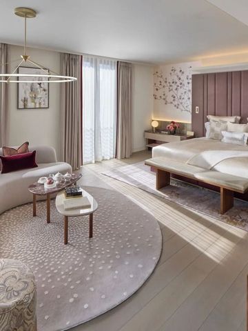 Opulentes Zimmer mit geschwungenem Sofa, Tisch und großem Bett