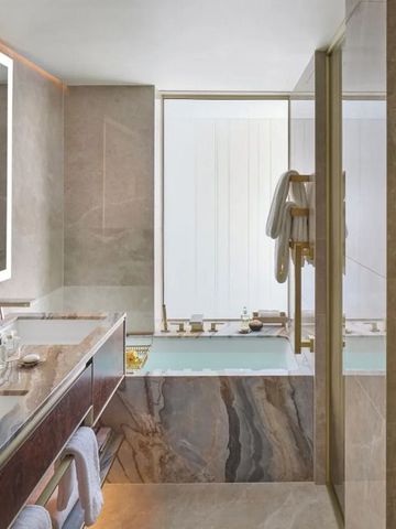 Luxuriöses Badezimmer mit Marmor und großer Badewanne