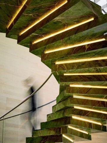 Moderne Treppe mit grünen Marmorstufen und LED-Beleuchtung