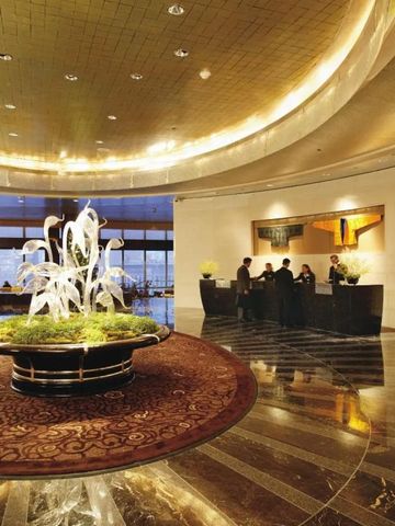 Elegante Hotel-Lobby mit edlem Interieur und kunstvoller Beleuchtung