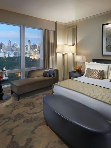 Geräumiges Hotelzimmer mit Blick auf den Central Park und modernem Dekor.