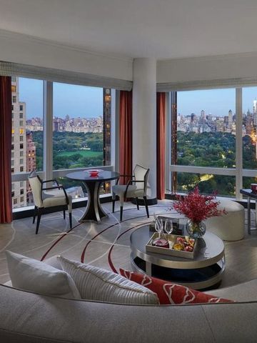 Exklusive Suite mit Panoramafenstern und Blick auf den Central Park.
