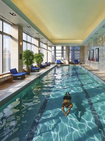 Innenpool mit Blick auf die Stadt und eleganter Beleuchtung