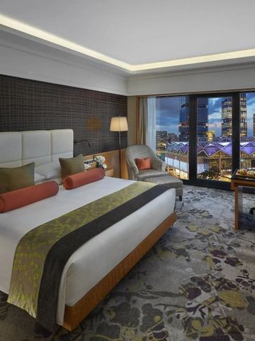 Modernes Zimmer mit Blick auf die Skyline von Singapur.
