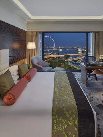 Luxuriöses Schlafzimmer mit Blick auf das Singapore Flyer und die Stadt.