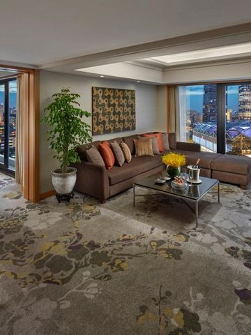 Luxuriöse Suite mit moderner Einrichtung und Stadtblick
