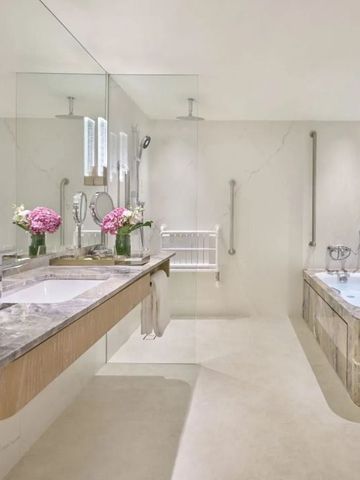 Modernes Badezimmer mit Marmorwaschtisch und Badewanne