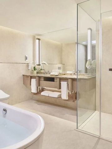 Helles Badezimmer mit Dusche und Badewanne in elegantem Design