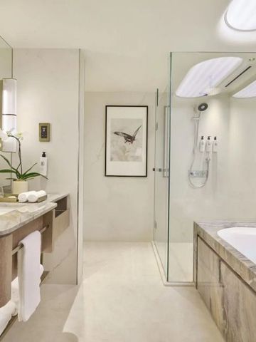 Elegantes Bad mit Orchideen-Dekoration und ebenerdiger Dusche