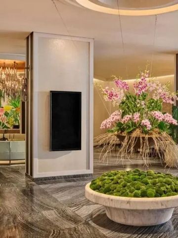 Elegante Hotel-Lobby mit Orchideen und kunstvoller Decke