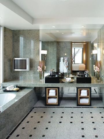 Modernes Badezimmer mit großer Wanne und stilvollem Design