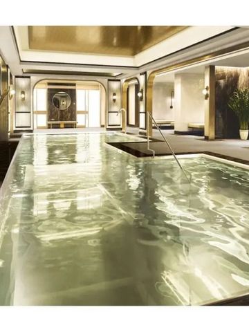 Luxuriöser Indoor-Pool mit entspannender Atmosphäre