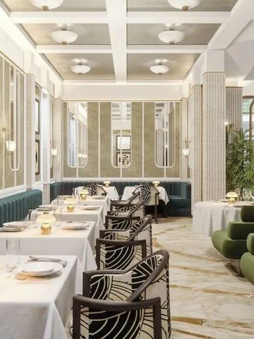 Stilvolles Restaurant mit weiß gedeckten Tischen und eleganten Stühlen