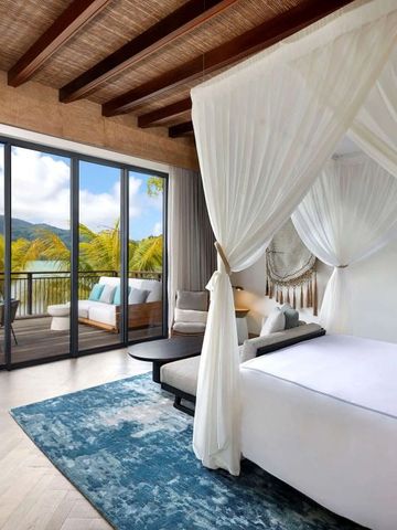 Zimmer mit Himmelbett und Balkon mit Panoramablick im Mango House Seychelles