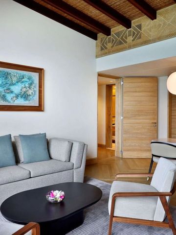 Stilvolles Wohnzimmer mit Kunstwerk und modernem Mobiliar im Mango House Seychelles
