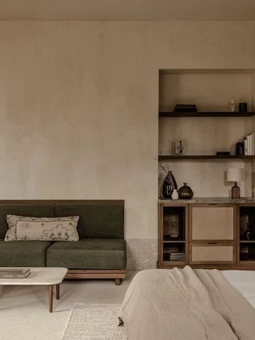 Elegantes Zimmer mit stilvoller Einrichtung und bequemer Sofaecke