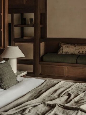 Modernes Schlafzimmerdesign mit luxuriösen Holzmöbeln und Bettwäsche