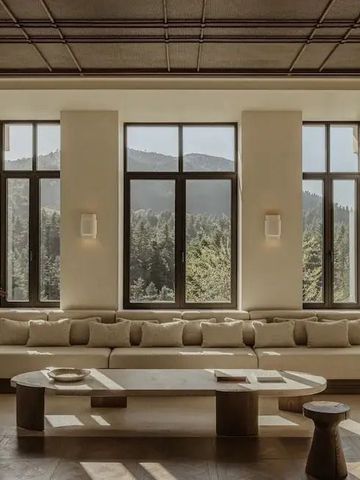 Moderne Hotel-Lobby mit großen Fenstern und Bergblick