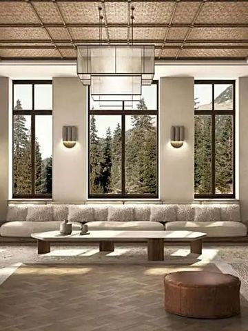 Luxuriöse Lounge mit großen Fenstern und stilvoller Einrichtung