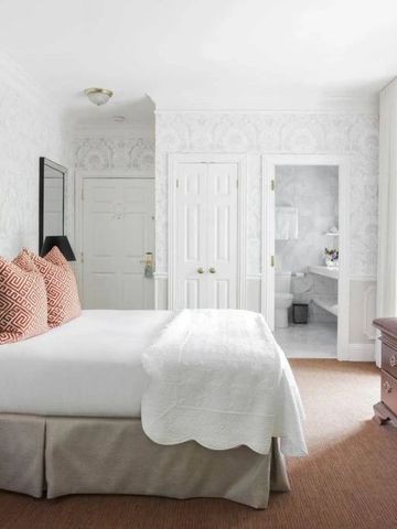 Geräumiges Zimmer im klassischen Stil mit Doppelbett