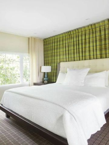 Zimmer mit großem Bett und Blick auf Garten
