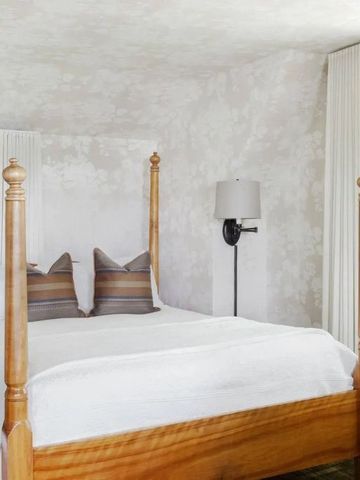 Charmantes Schlafzimmer mit Himmelbett und klassischen Details