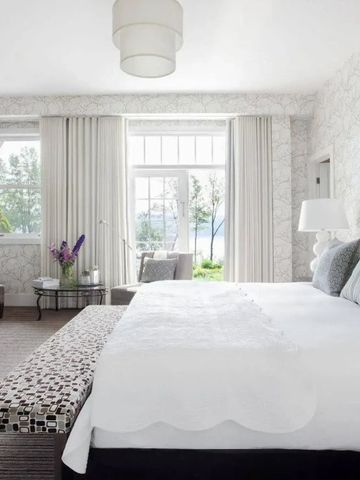 Luxuriöses Zimmer mit großem Bett und herrlichem Ausblick