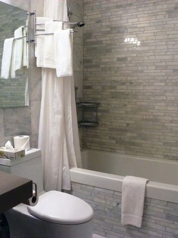 Modernes Badezimmer mit eleganter Fliesenarbeit