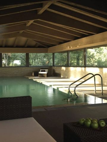 Innenpool mit gemütlicher Sitzecke im Spa des Mas De Torrent Hotels