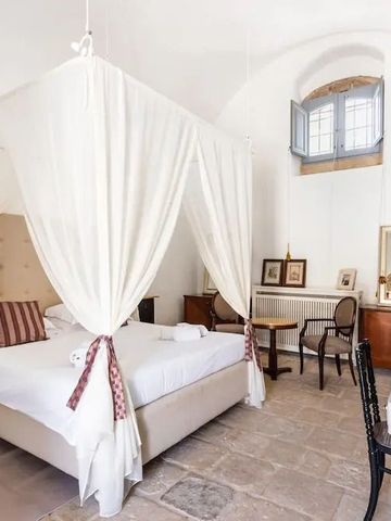 Elegantes Schlafzimmer mit Baldachinbett und heller Einrichtung