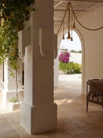 Mediterrane Terrasse mit üppiger Vegetation und bequemer Sitzgelegenheit.