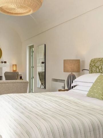 Schlafzimmer mit grünem Kopfteil, Kamin und eleganter Einrichtung im Hotel