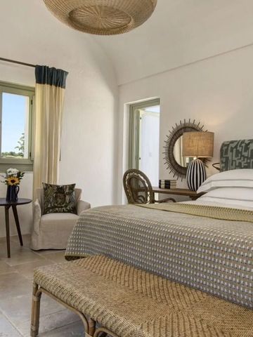 Helles Schlafzimmer mit großem Bett und natürlichen Farben im Rocco Forte Hotel