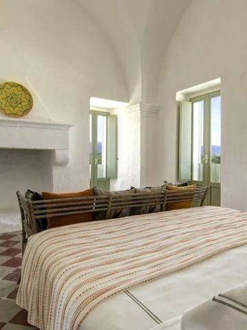 Elegantes Schlafzimmer mit weißen Wänden und Panoramafenstern im Hotel Rocco Forte Masseria Torre Maizza
