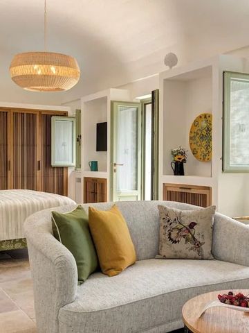 Harmonisches Hotelzimmer mit moderner Einrichtung und einem einladenden Sitzbereich