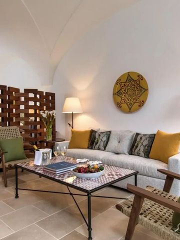 Einladender Lounge-Bereich im Hotel mit stilvollen Möbeln und dekorativen Elementen