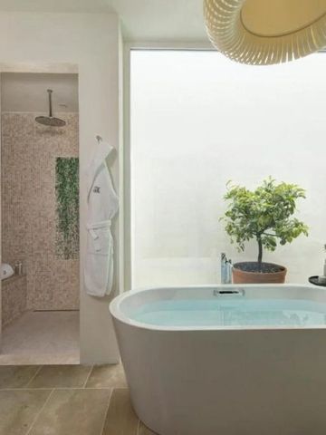 Modernes Badezimmer mit freistehender Badewanne und natürlichem Lichteinfall
