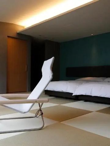 Modernes Hotelzimmer mit Tatchting-Boden und eleganter Sitzgelegenheit
