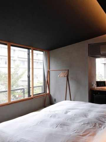 Modernes Zimmer mit großem Fenster und schlichtem Interieur
