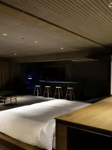Geräumiges Zimmer mit Barbereich und Holzverkleidung