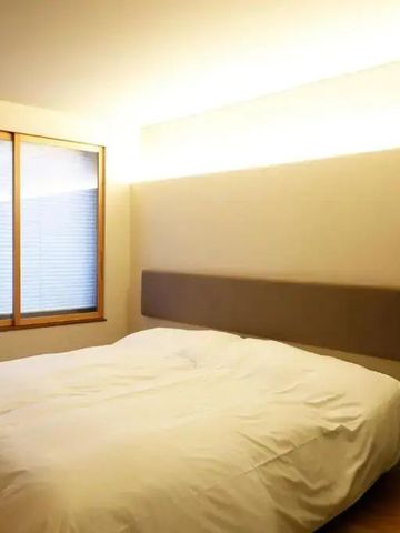 Gemütliches Zimmer mit weicher Beleuchtung und schlichtem Design