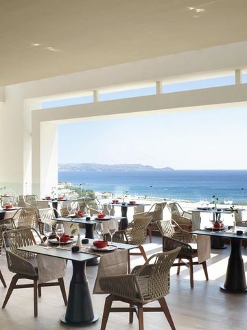 Restaurant mit Meerblick im Mayia Exclusive Resort mit gedeckten Tischen