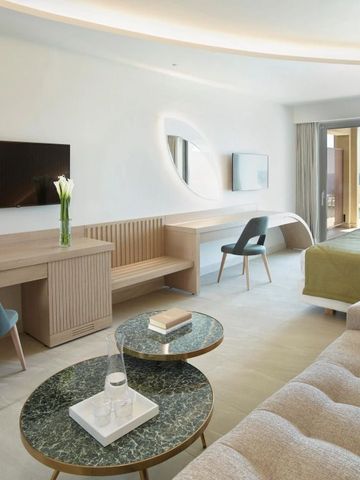 Helles und modernes Hotelzimmer mit Meerblick und luxuriösem Interieur