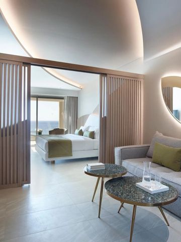 Moderne Suite mit gemütlichem Sitzbereich und stilvollen Lichtakzenten