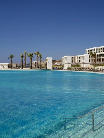 Großer, luxuriöser Außenpool mit Sonnenliegen und Palmen im Mayia Exclusive Resort.