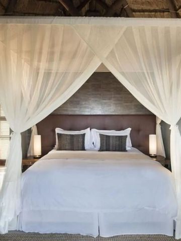 Luxuriöses Schlafzimmer mit Himmelbett und Vorhängen