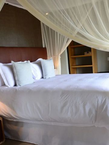 Gemütliches Schlafzimmer mit Himmelbett und seitlichem Tisch