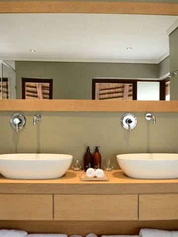 Modernes Badezimmer mit Doppelwaschbecken und großem Spiegel