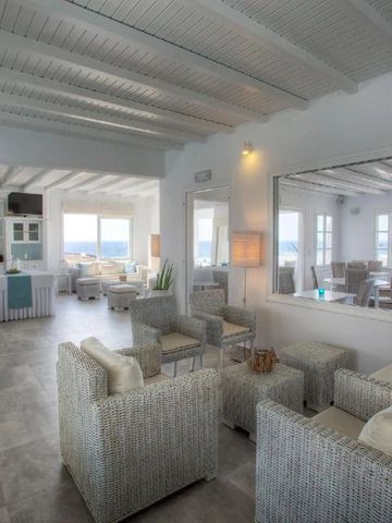 Lounge-Bereich mit stilvollen Sesseln und Meerblick