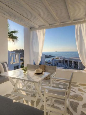 Private Terrasse mit Sitzbereich und Meerblick bei Sonnenuntergang